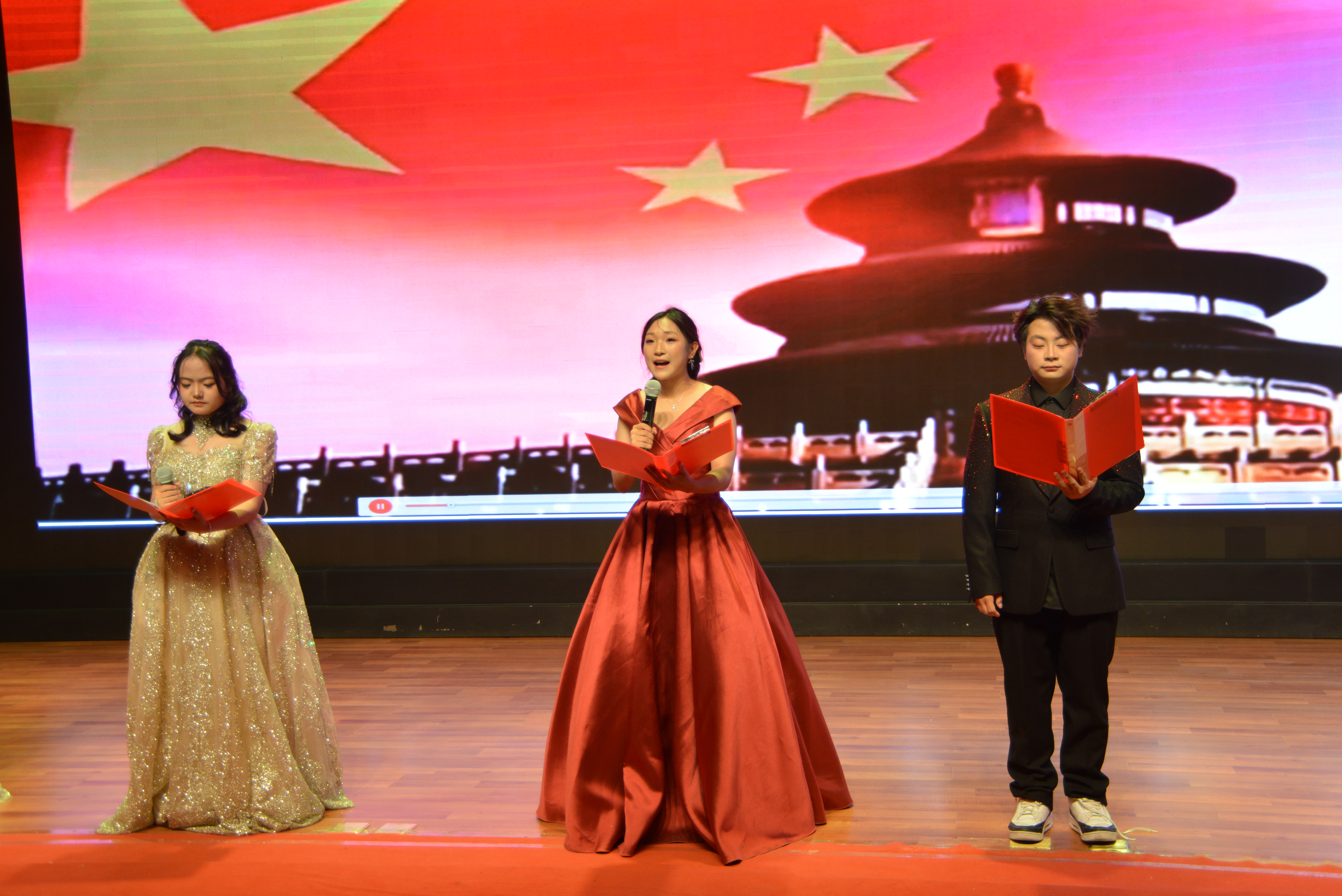红心向党逐光而行，医路启航筑梦未来——医学技术与工程学院举办庆“七一”暨2026届毕业晚会