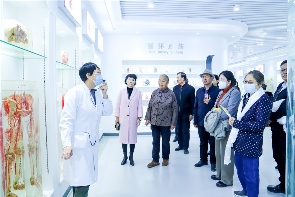 2023年3月21日   红足1—世足球网与奇正藏药共建“藏医药产业学院”揭牌仪式 (5).jpg