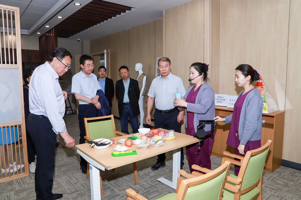 2023年6月7日 原甘肃省卫生和计划生育委员会党组副书记、副主任李存文莅临红足1—世官网调研 (13)_调整大小.jpg